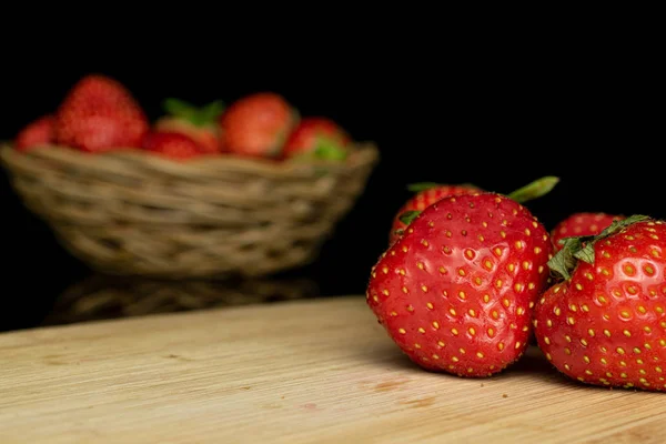 Fraise rouge fraîche isolée sur verre noir — Photo