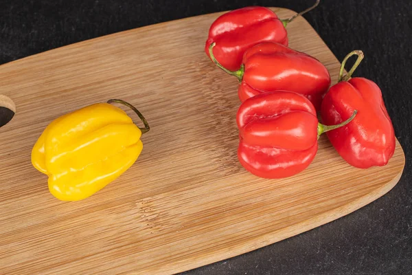 Gri taşta acı biberli habanero — Stok fotoğraf