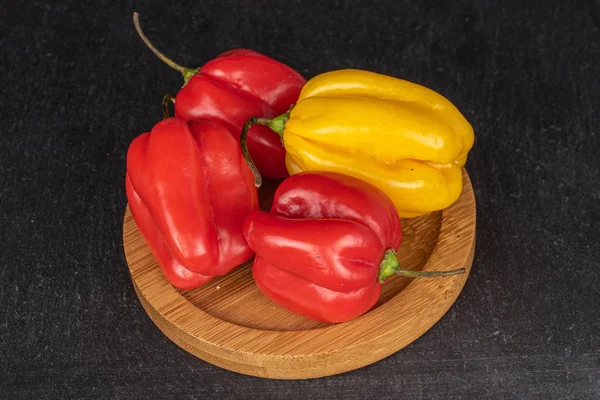 Gri taşta acı biberli habanero — Stok fotoğraf