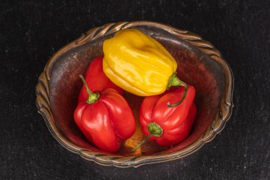 Gri taşta acı biberli habanero