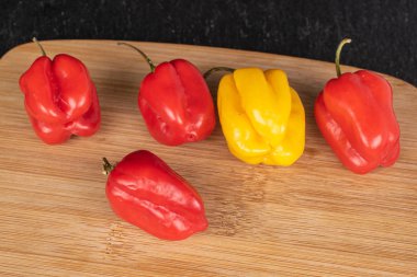 Gri taşta acı biberli habanero