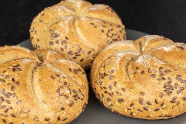 Gri taşta Susam Kayzer yuvarlanıyor