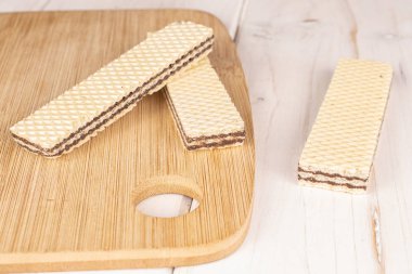 Gri ahşap üzerinde çikolatalı bisküvi