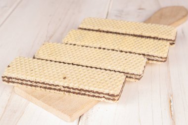 Gri ahşap üzerinde çikolatalı bisküvi