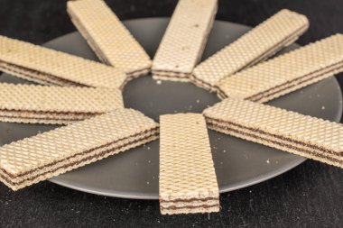 Gri taşın üzerinde çikolatalı bisküvi.