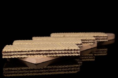 Siyah camda izole edilmiş çikolatalı bisküvi.