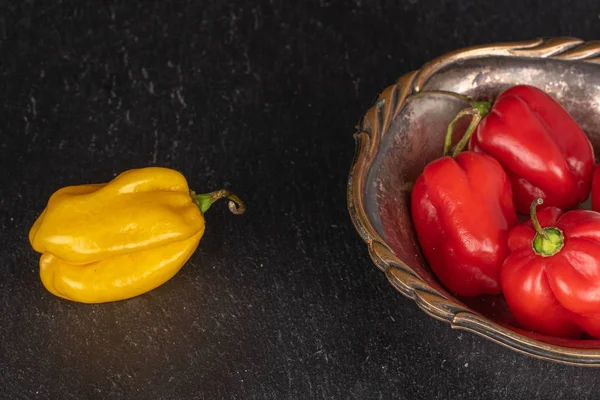 Gri taşta acı biberli habanero — Stok fotoğraf