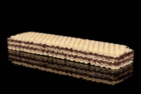 Biscoito de chocolate wafer isolado em vidro preto — Fotografia de Stock