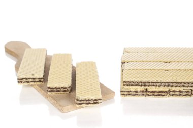 Beyaz üzerine izole edilmiş çikolatalı bisküvi.