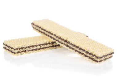 Beyaz üzerine izole edilmiş çikolatalı bisküvi.