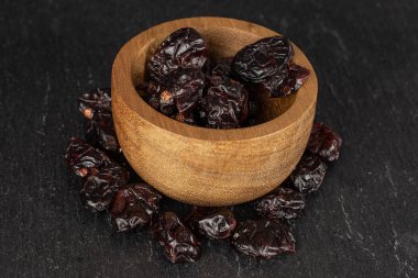 Gri taşın üzerinde kurumuş inek üzümü