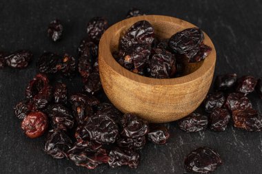 Gri taşın üzerinde kurumuş inek üzümü