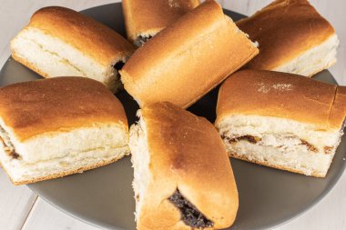 Gri tahtada Çek çöreği