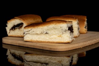 Çek tatlısı siyah camda izole edilmiş.