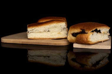 Çek tatlısı siyah camda izole edilmiş.