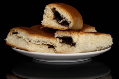 Çek tatlısı siyah camda izole edilmiş.