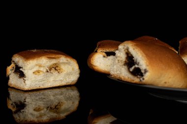 Çek tatlısı siyah camda izole edilmiş.