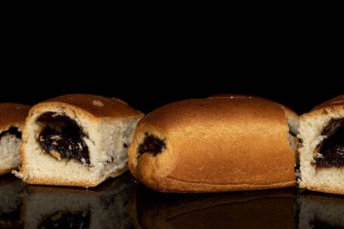 Çek tatlısı siyah camda izole edilmiş.