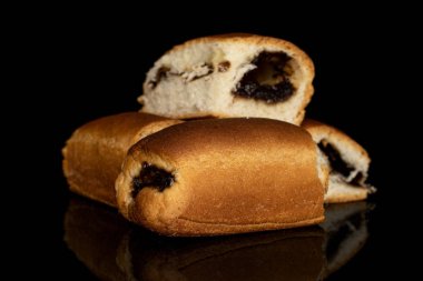 Çek tatlısı siyah camda izole edilmiş.