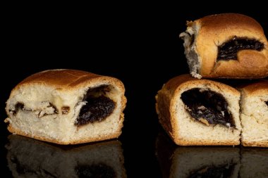 Çek tatlısı siyah camda izole edilmiş.