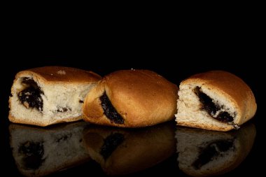 Çek tatlısı siyah camda izole edilmiş.