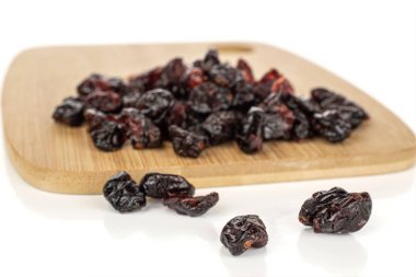 Kurutulmuş inek üzümü beyazda izole edilmiş.