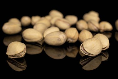 Siyah camda tuzlu şam fıstığı.