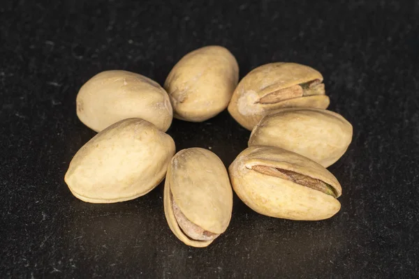 Pistacchio salato su pietra grigia — Foto Stock