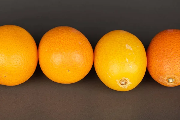 Smaczny pomarańczowy kumkwat na szarym kamieniu — Zdjęcie stockowe
