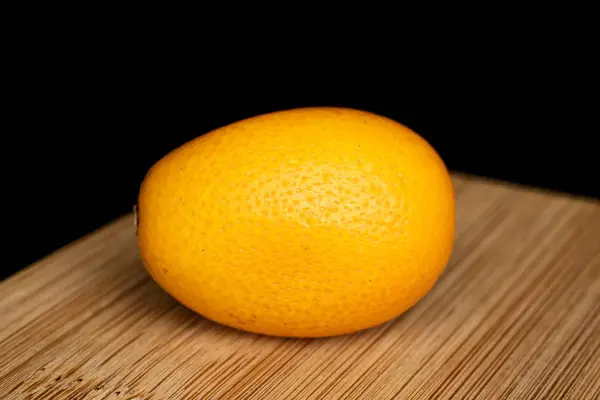 Kumquat laranja saboroso isolado em vidro preto — Fotografia de Stock