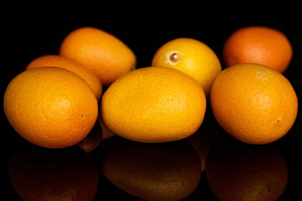 Kumquat laranja saboroso isolado em vidro preto — Fotografia de Stock