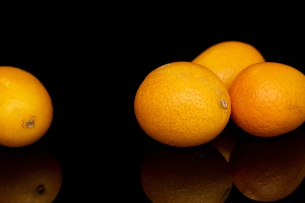 Finom narancssárga kumkvat fekete üvegen izolálva — Stock Fotó