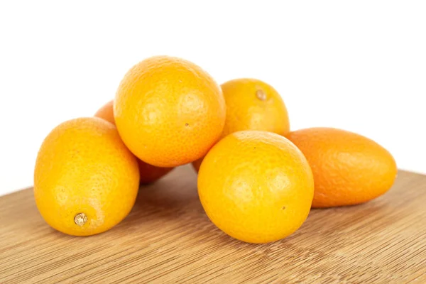 Kumquat laranja saboroso isolado em branco — Fotografia de Stock