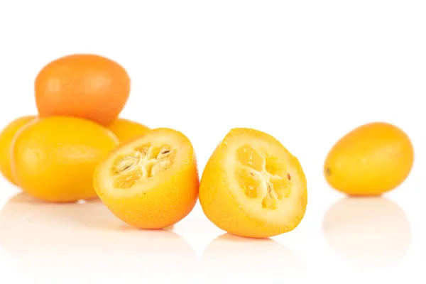Ízletes narancs kumkvat izolált fehér — Stock Fotó