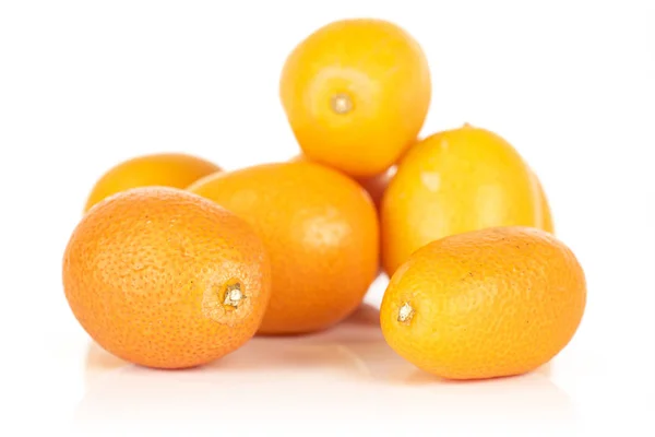 Schmackhafter orange Kumquat isoliert auf weiß — Stockfoto