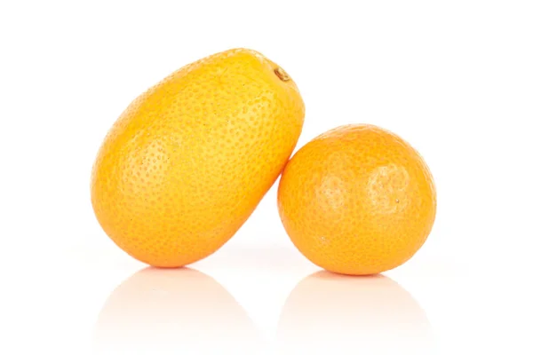 Sabroso kumquat naranja aislado en blanco — Foto de Stock