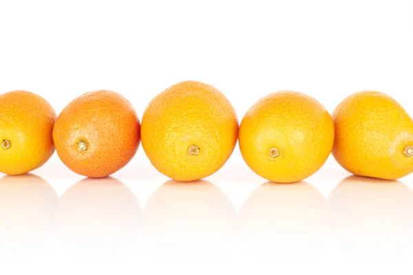 Chutné oranžové kumquat izolované na bílém — Stock fotografie