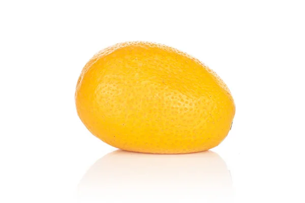 Savoureux kumquat orange isolé sur blanc — Photo