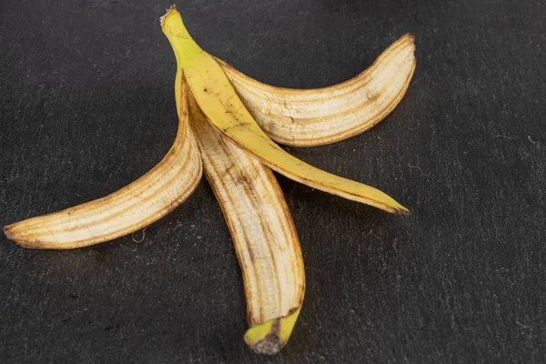 Banana amarela doce em pedra cinzenta — Fotografia de Stock