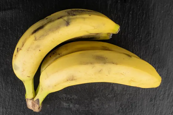 Banana amarela doce em pedra cinzenta — Fotografia de Stock