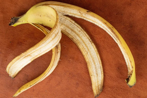 Banana amarela doce em couro de conhaque — Fotografia de Stock