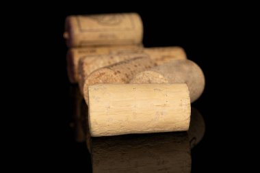 Siyah camda izole edilmiş sıradan şarap mantarı.