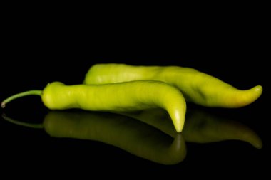 Siyah camda izole edilmiş acı yeşil biber.