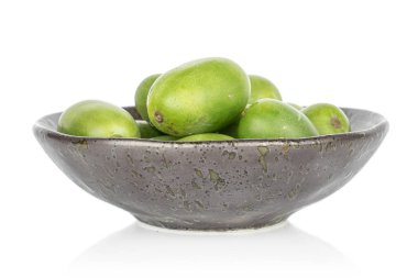 Sert yeşil kivi beyazda izole edilmiş.