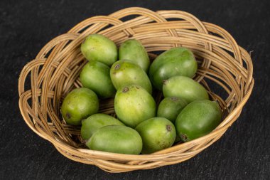 Gri taşta sert yeşil kivi