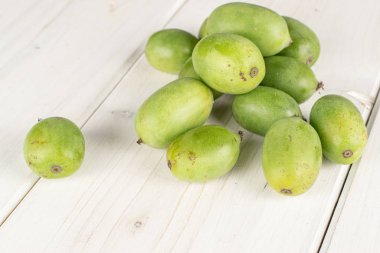 Gri ahşap üzerinde sert yeşil kivi