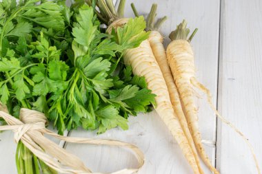 Gri tahtada beyaz maydanoz kökü