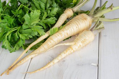 Gri tahtada beyaz maydanoz kökü