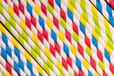 Kahverengi ahşap üzerinde renkli kağıt saman