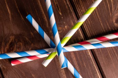 Kahverengi ahşap üzerinde renkli kağıt saman